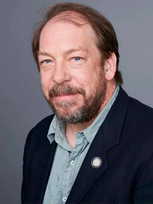 Билл Кэмп в роли Рэймонда Хоргана